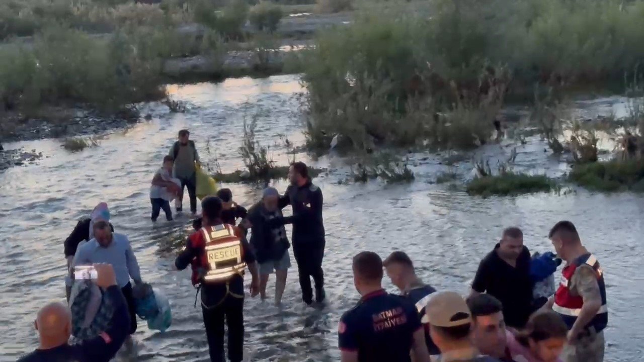 Batman’da Su Seviyesinin Yükseldiği Alanda Mahsur Kalan 25 Kişi Kurtarıldı
