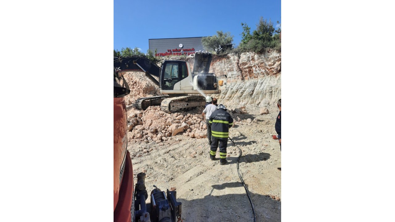 Altınözü’nde İş Makinesi Yangını