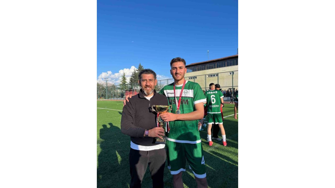 Son Dakikada Golü Atıp Takımı Şampiyon Yaptı, Antrenör Babasına Koştu