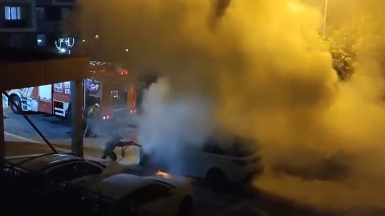 Silivri’de Park Halindeki Araçta Yangın Paniği