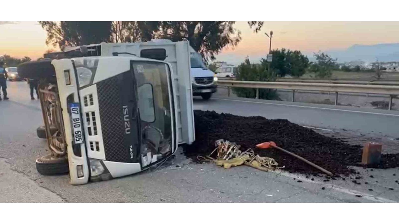 Manavgat’ta Lastiği Patlayan Kamyonet Devrildi: 3 Yaralı