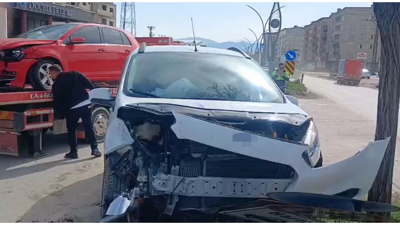Yüksekova’da Otomobille Hafif Ticari Araç Çarpıştı: 2 Yaralı