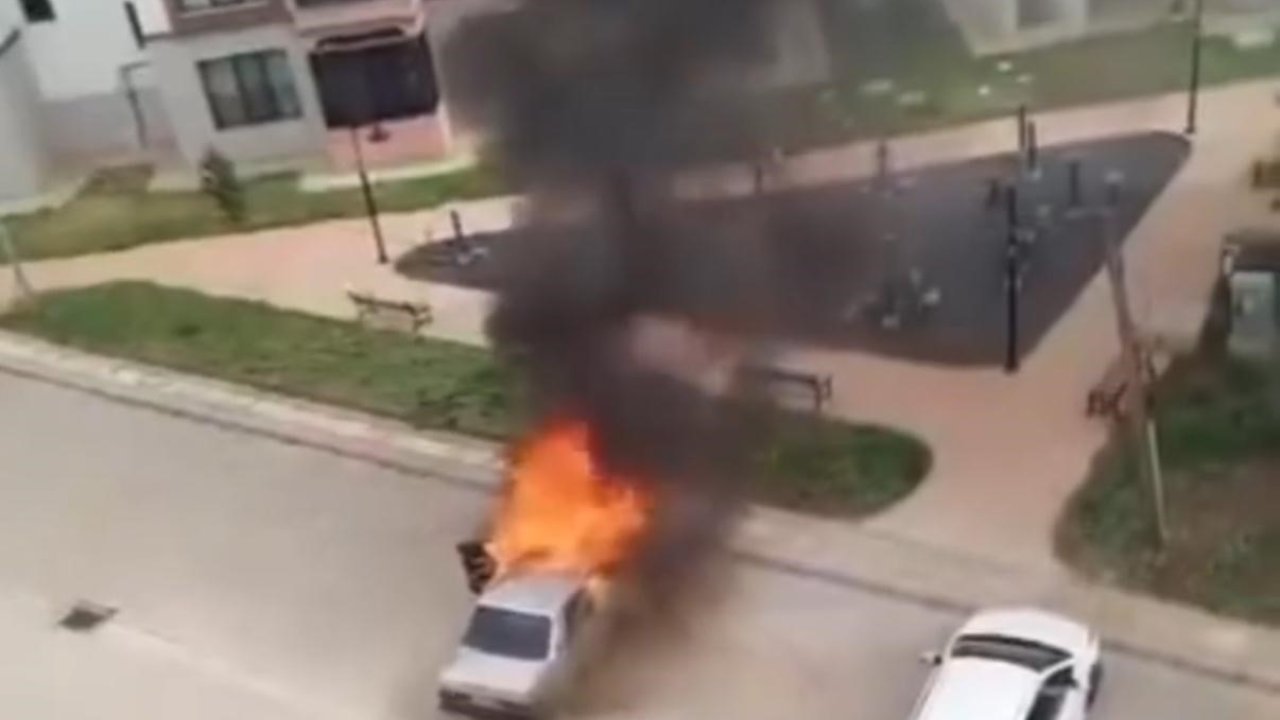 Diyarbakır’da Otomobil Park Halindeyken Yandı