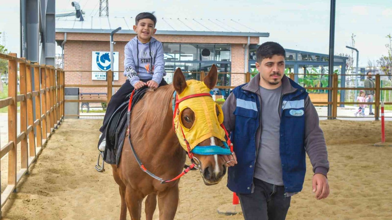 Esenyurt Belediyesi’nden Çocuklara At Çiftliği Gezisi