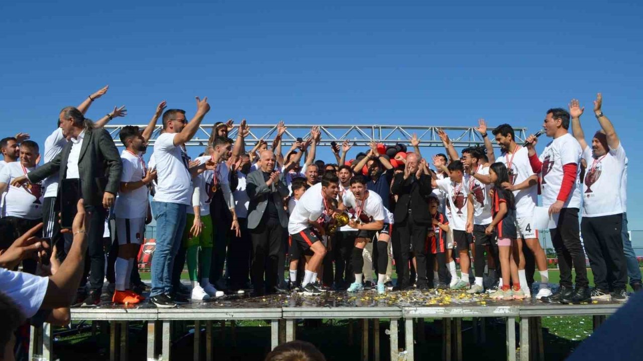 Tff 3. Lig’e Yükselen Denizli İdmanyurdu Şampiyonluk Kupasını Kaldırdı