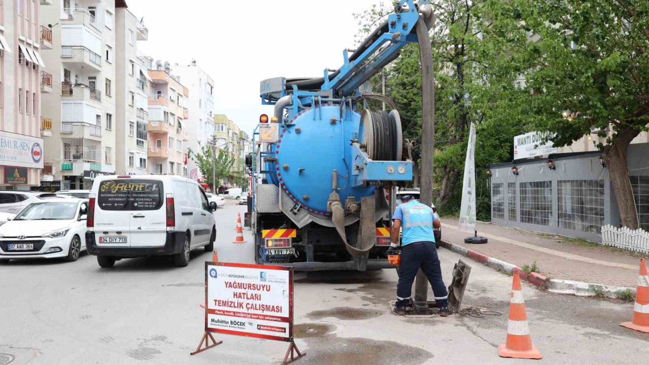 Asat’ın Ana Arter Ve Bulvarlarda Yağmur Suyu Hattı Temizliği Sürüyor