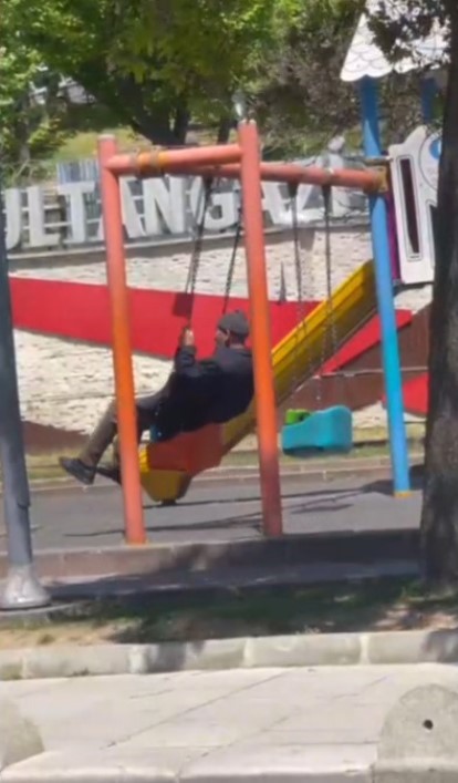 Sultangazi’de Duygusal Anlar: Salıncakta Sallanarak Çocukluk Günlerine Döndü