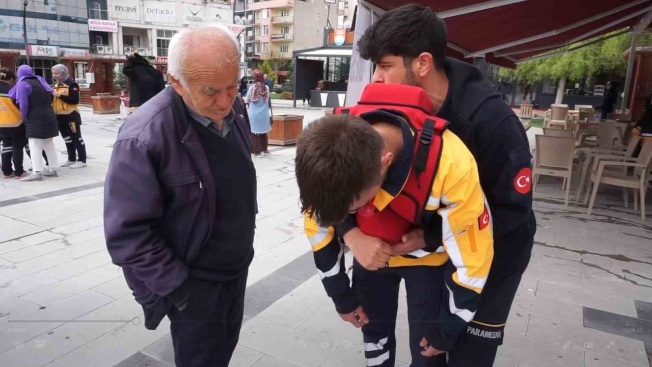 Gençler Hayat Kurtarmayı Öğretti, Vatandaşlar Uygulamalı İlk Yardım Dersi Aldı