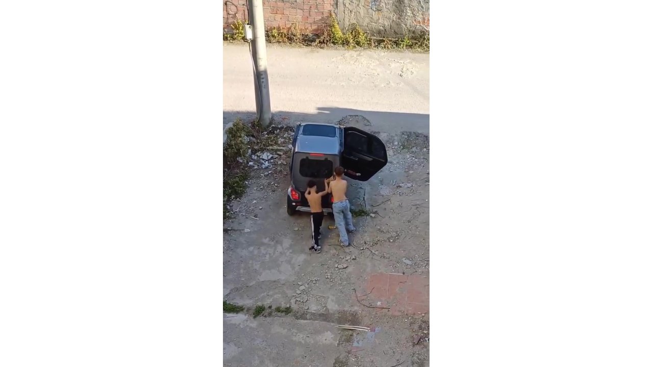 Çocuklar Babalarının Elektrikli Aracını Kaçırdı, Şarj Bitince Yolda Kaldılar