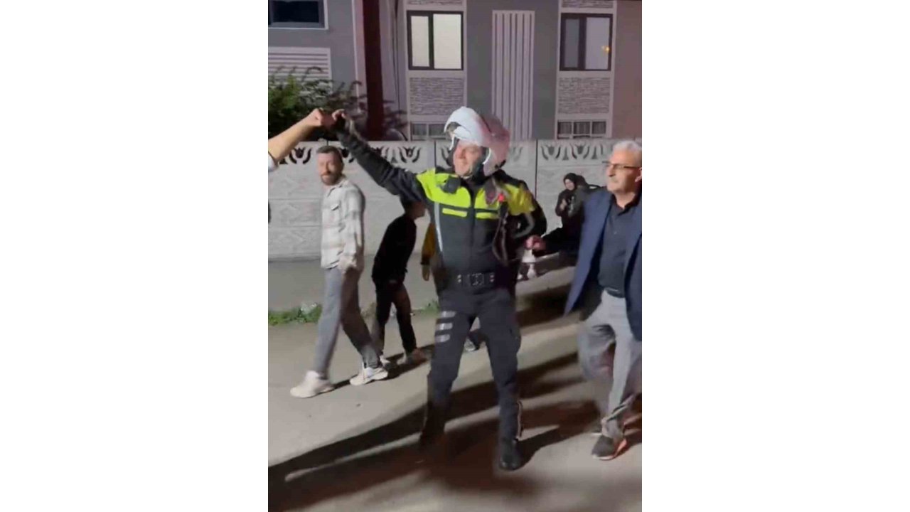 Trafik Polisi Halay Çekti, Renkli Görüntüler Çıktı