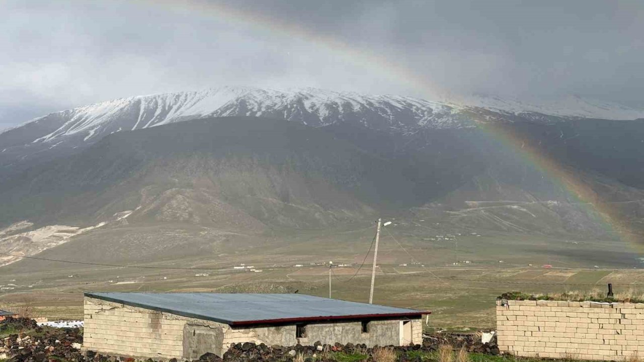 Ağrı Dağı Eteklerinde Gökkuşağı Güzelliği