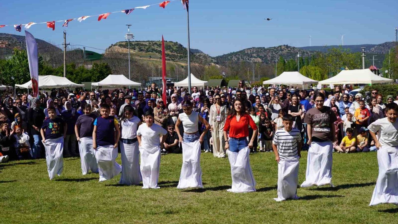 Çocuklar Çuvalla Koşma, Yumurta Taşıma Ve Halat Çekme Yarışmalarında Kıyasıya Yarıştı