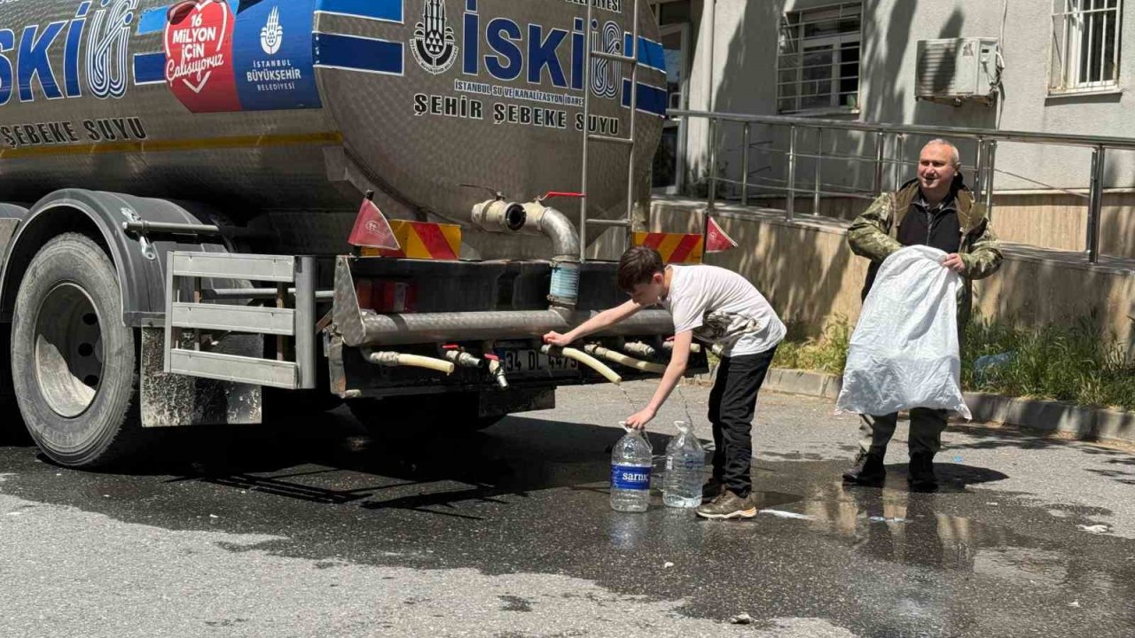 Sarıyer’de Çöken Yol Vatandaşı Suyundan Etti: Tankerden Evlerine Bidonlarla Su Taşıdılar