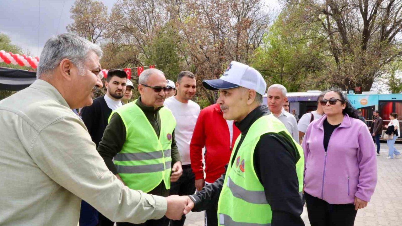 Trafik Güvenliği İçin Motosiklet Sürücülerine Sarı Yelekler Hediye Edildi