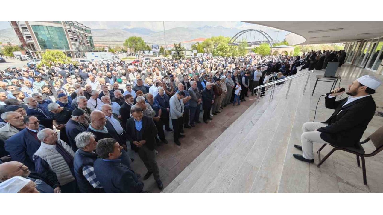 Erzincan’dan Hacı Adayları Medine’ye Uğurlandı