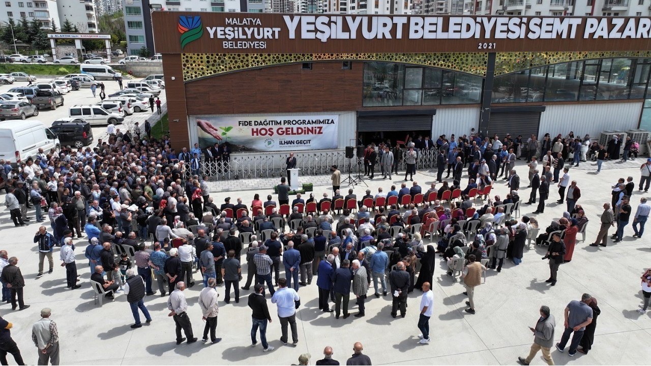 Yeşilyurt Belediyesi’nden Çiftçilere Büyük Destek: 250 Bin Sebze Fidesi Dağıtıldı
