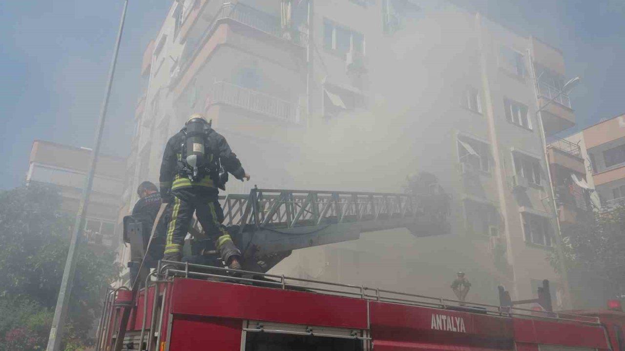 Dairede Çıkan Yangın Apartmanı Dumana Boğdu
