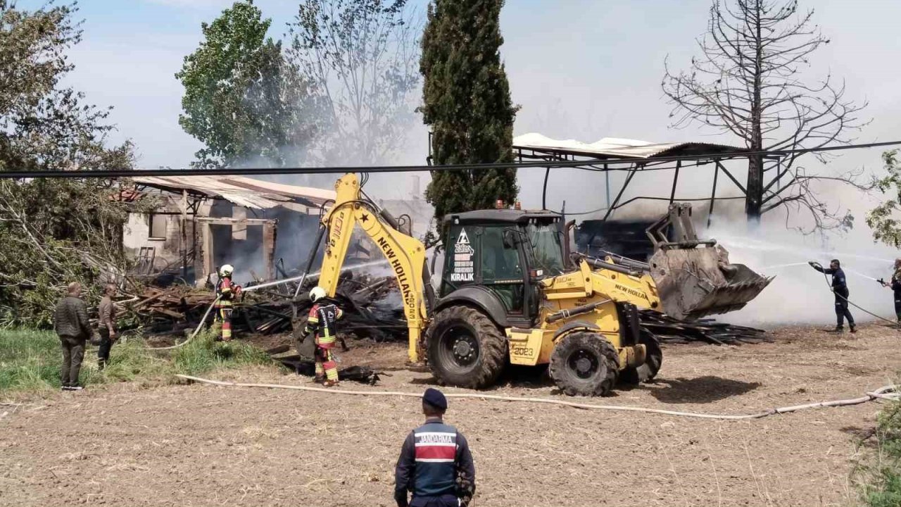 Ayvalık’ta Kereste Deposunda Çıkan Yangın Güçlükle Söndürüldü