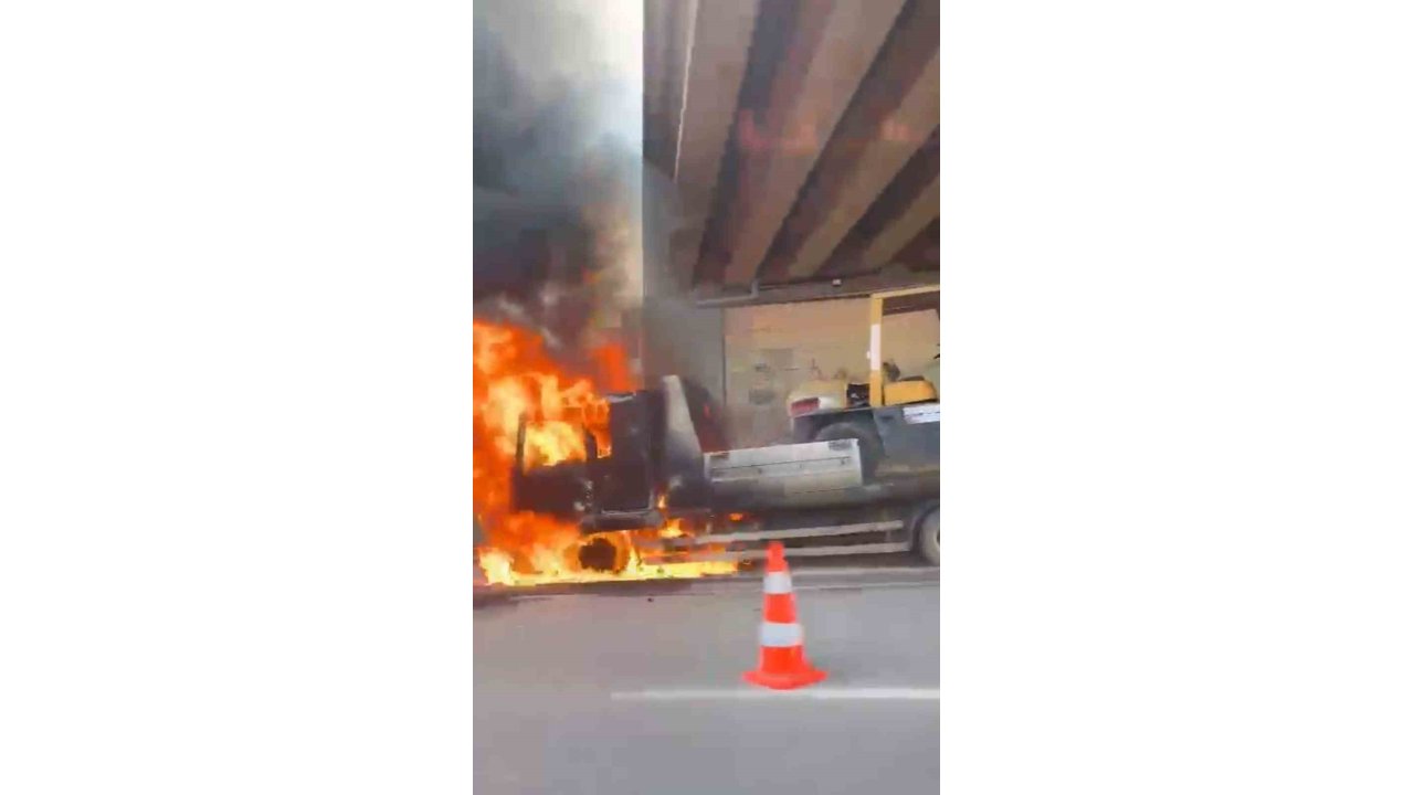 Forklift Taşıyan Kamyon Alevlere Teslim Oldu