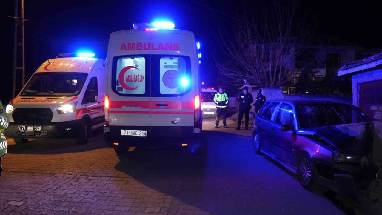 Kırıkkale’de Otomobil Bahçe Duvarına Çarptı: 3 Yaralı