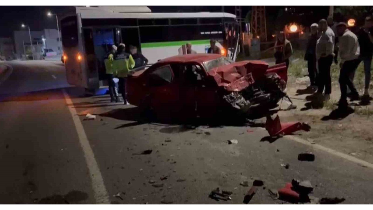 Tekirdağ’da Otomobille Minibüsün Kafa Kafaya Çarpıştığı Kaza Kamerada: 1 Ağır Yaralı