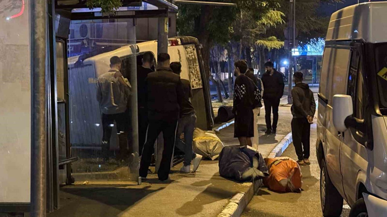 Fatih’te Kontrolden Çıkan Ticari Araç Yan Yattı