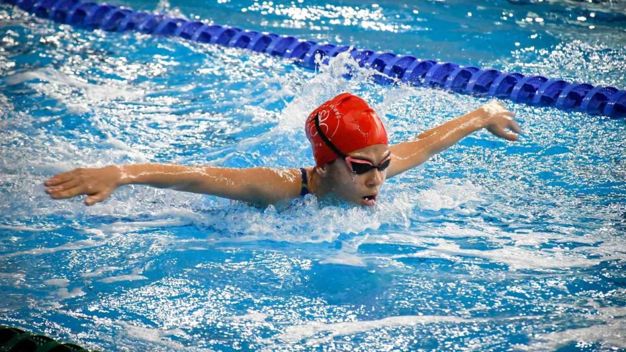 Yüzmede Yıldızlar Şampiyonluk İçin Kulaç Attı