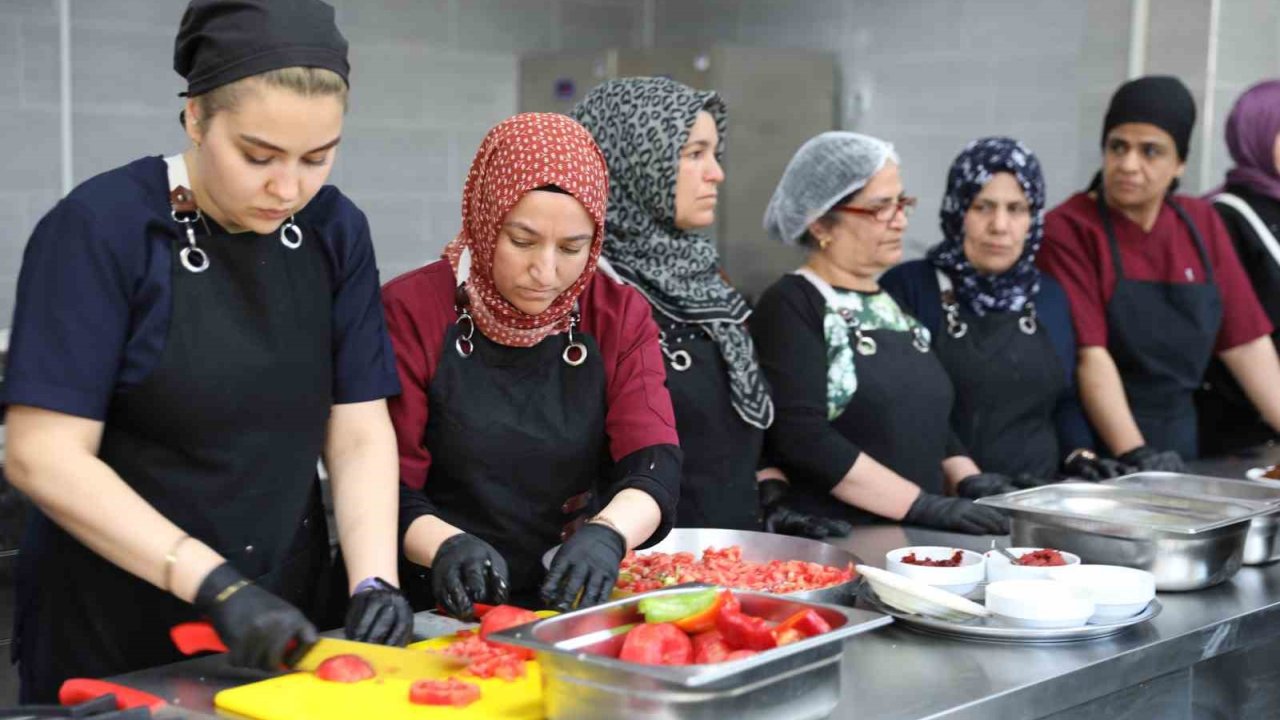 Dünya Mutfağı Ve Yöresel Yemekler Kadınların Elinde Tat Buluyor