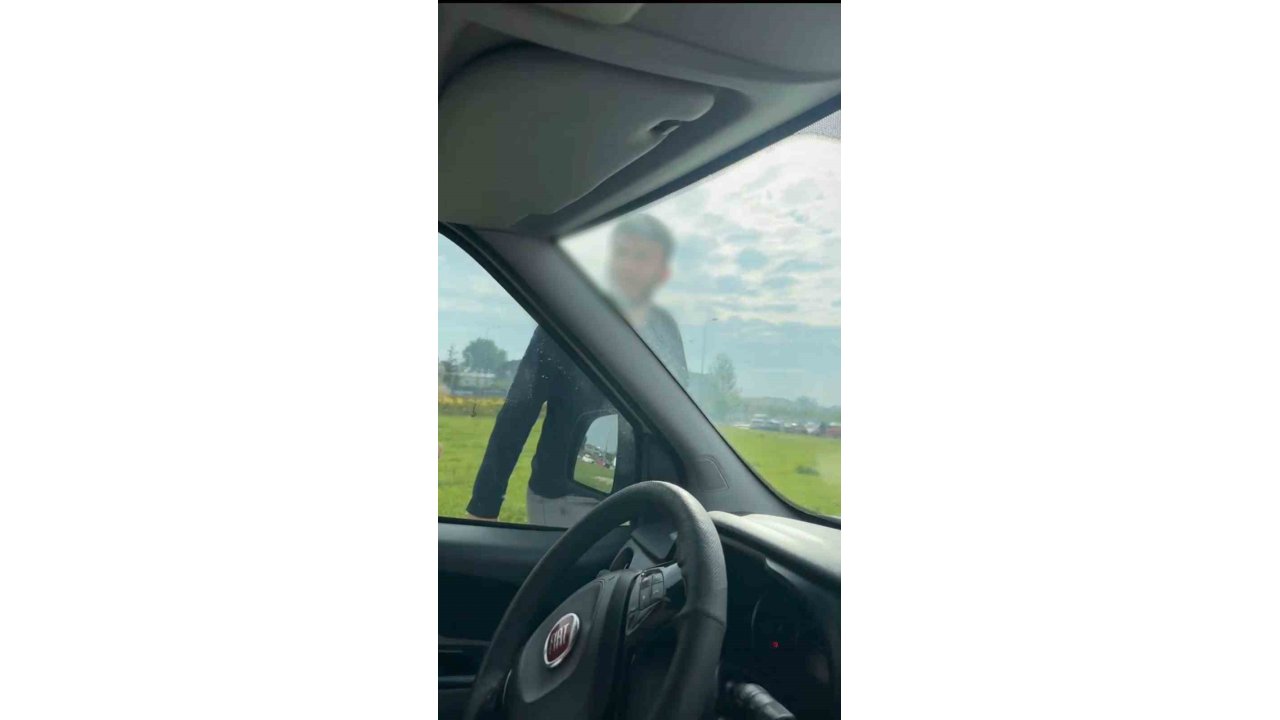 Trafikte Korku Dolu Anlar...aracından İnen Tır Sürücüsünden Çirkin Hareketler