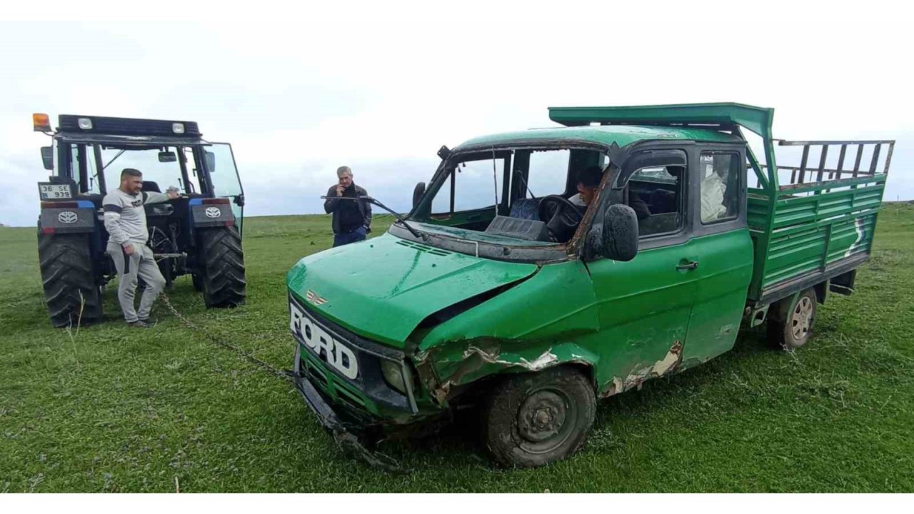 Kars’ta Kamyonet Dereye Uçtu