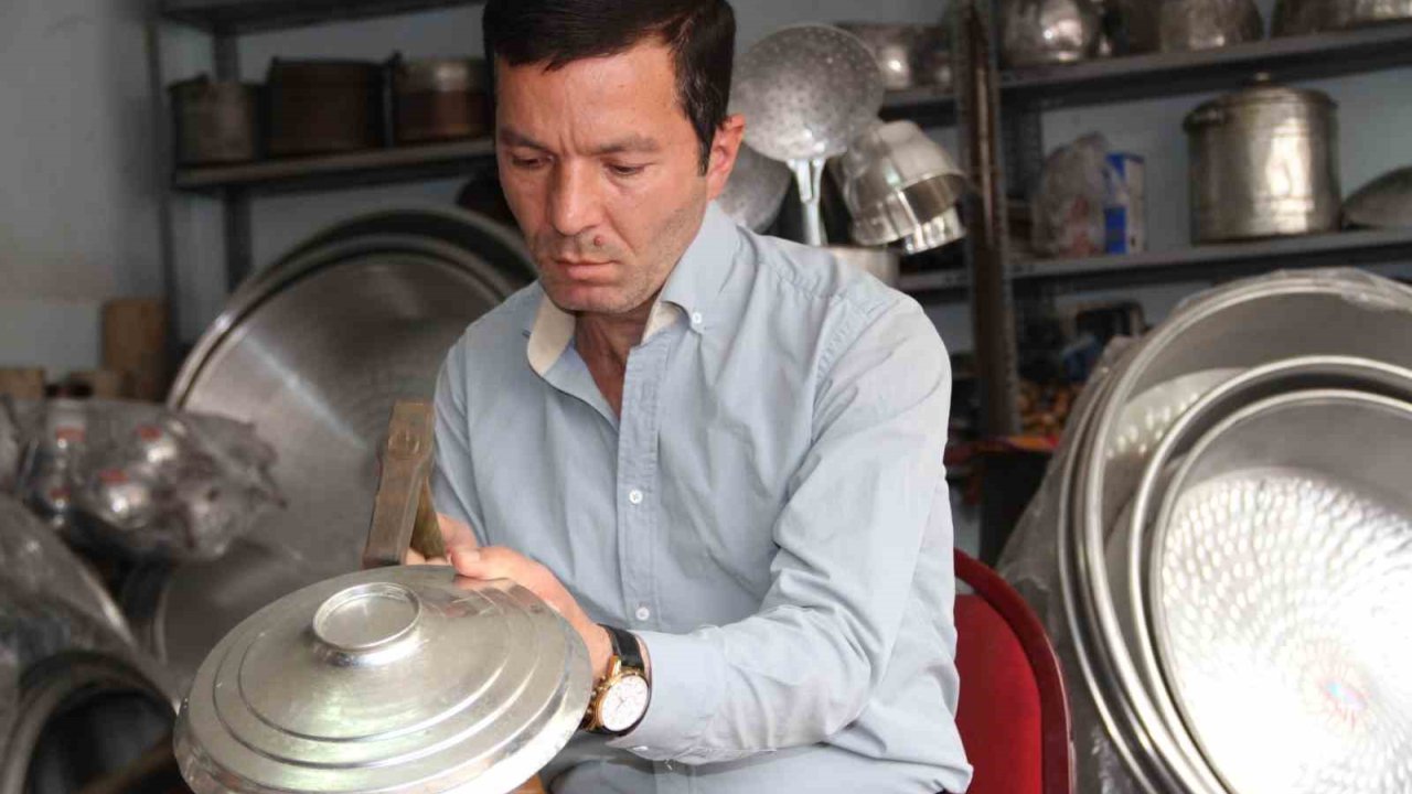 72 Yıllık Bakır Ustasının Mesleğini Oğlu Yaşatıyor