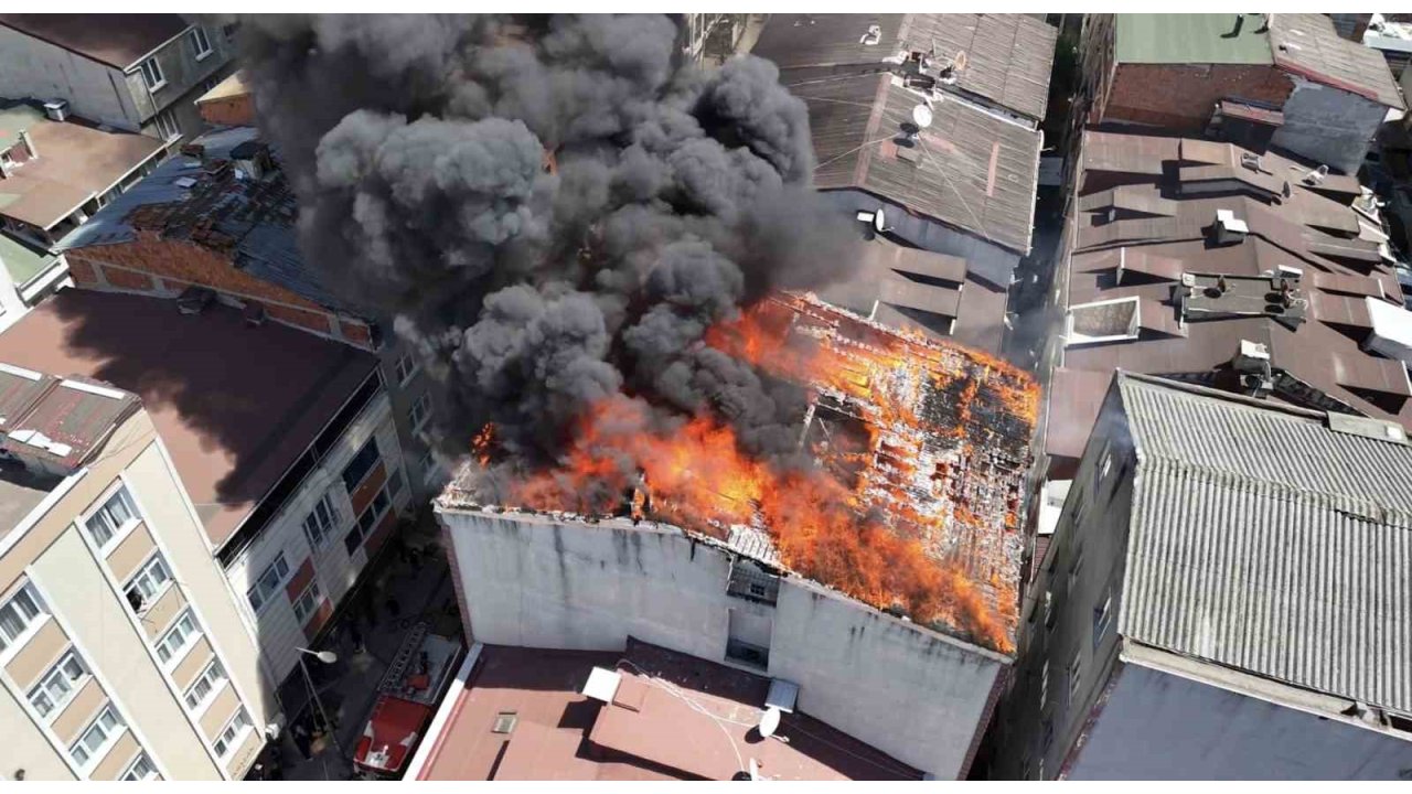 Küçükçekmece’de Binanın Çatısı Alev Alev Yandı