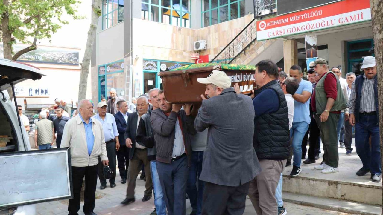 Memleketine Dönerken Kazada Ölen Yaşlı Adam Son Yolcuğuna Uğurlandı