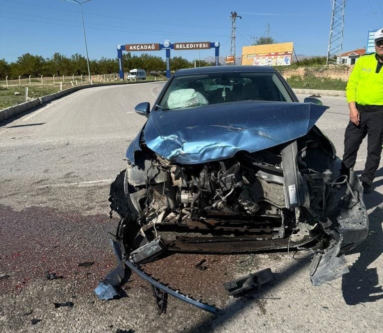 Akçadağ’da İki Araç Çarpıştı: 1 Yaralı