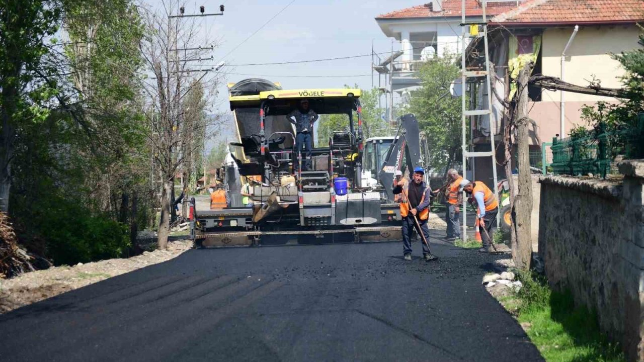 Kahramankazan’da Sıcak Asfalt Çalışmaları Sürüyor