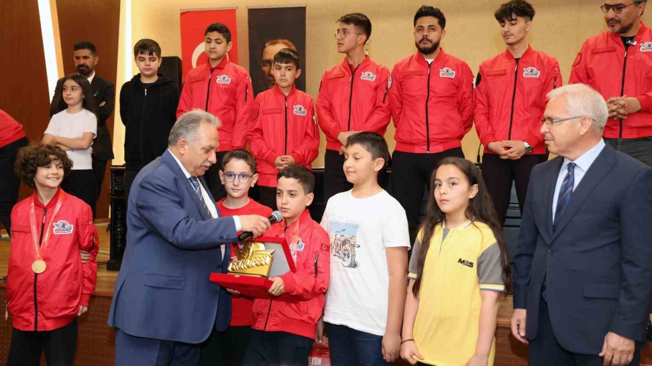 Talas Belediye Meclisi’nde Teknofest Şampiyonları Rüzgarı Esti