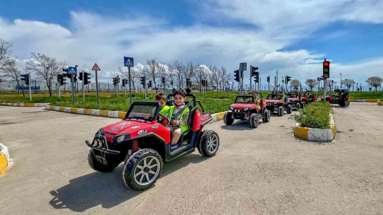 Van Büyükşehir Belediyesinden Öğrencilere Trafik Eğitimi