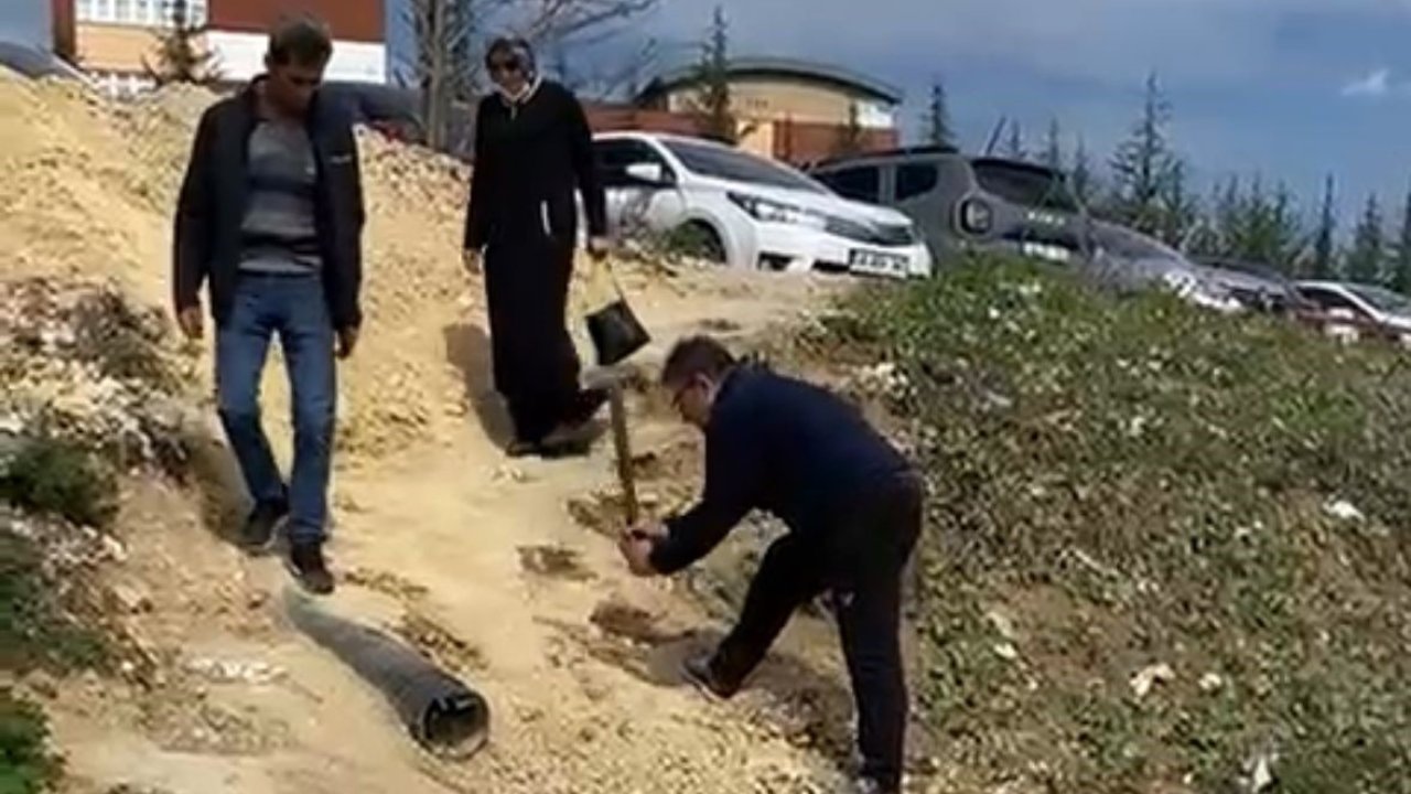 Hastanenin Kestirme Rampasında Düştü: Yola Tepki Videosu Çekerken Biri Daha Düştü