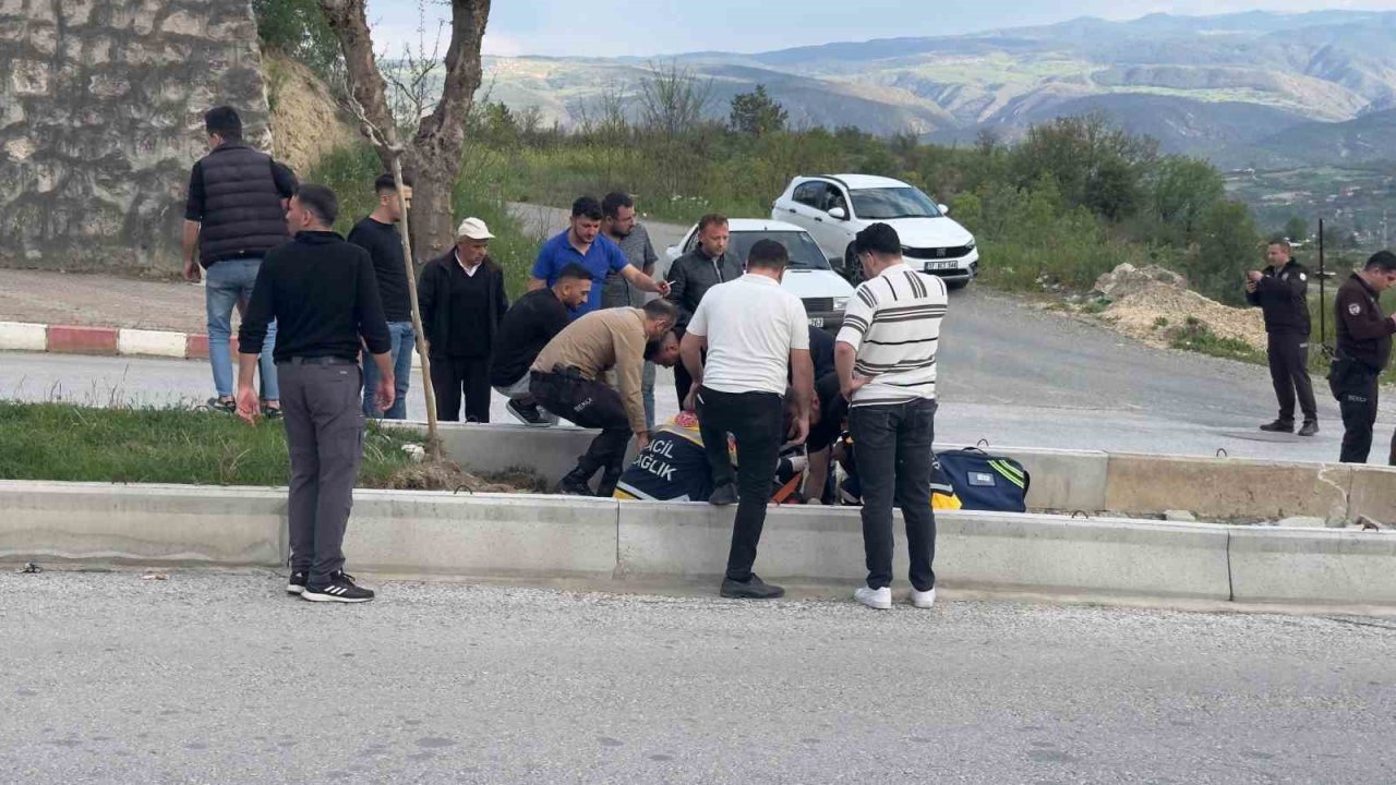 Virajı Alamayan Motosiklet Refüje Çarptı: 1 Ağır Yaralı