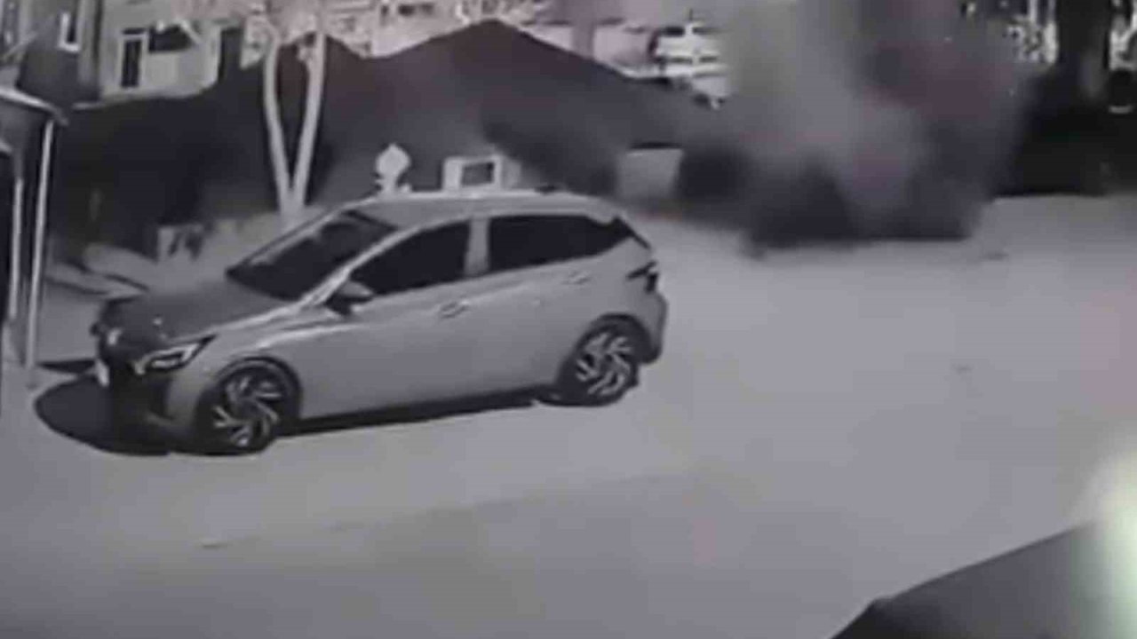 Tazyikli Su Asfaltı Patlattı: İki Araçta Hasar Oluştu