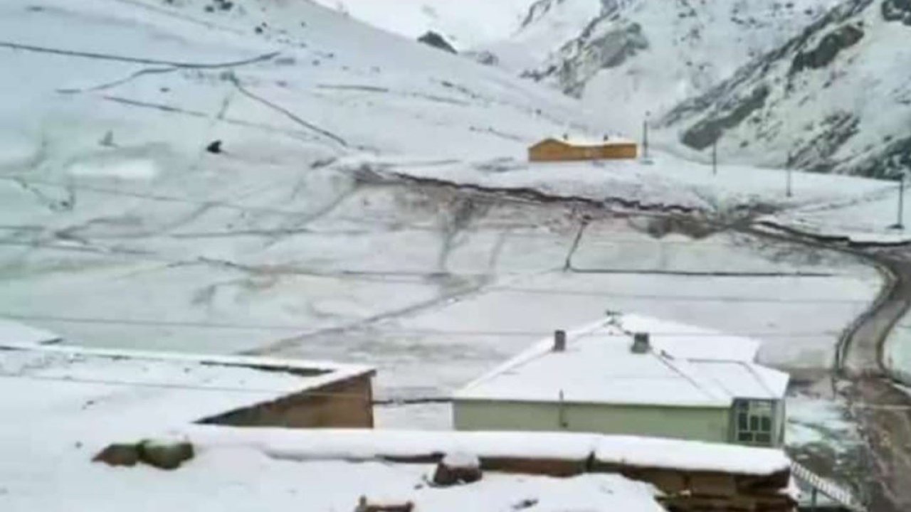 Başkale’de Mayıs Ayında Kar Yağışı Etkili Oldu