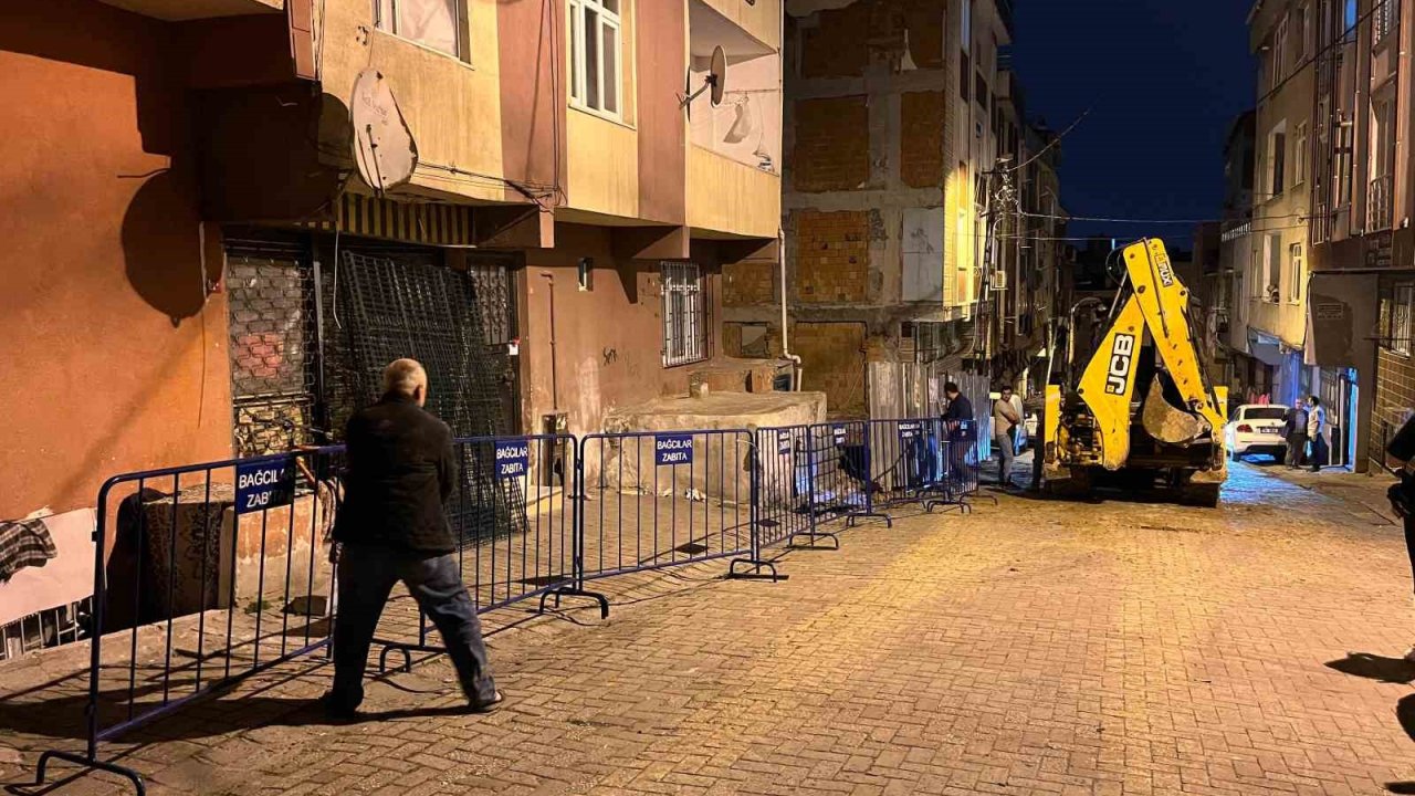 Bağcılar’da İnşaatın Temel Kazma İşlemi Sırasında Hasar Gören 5 Katlı Bina Mühürlendi