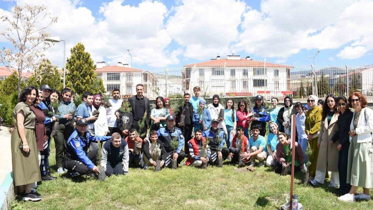 Polislerle Öğrenciler Fidanları Toprakla Buluşturdu
