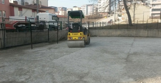 Bilecik Malhun Hatun İlkokulu bahçesine sıcak asfalt