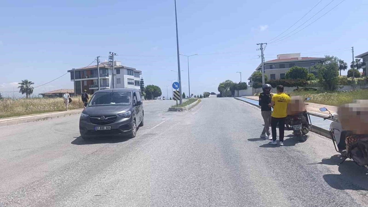 Motosikletiyle Hafif Ticari Araca Çarptı: 1 Yaralı