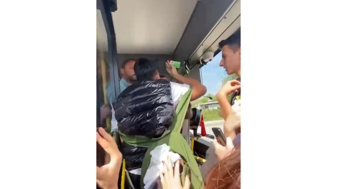 Lise Öğrencisi Tartıştığı Otobüs Şoförünün Üzerine Yürüdü, Arkadaşları O Anları Kayda Aldı