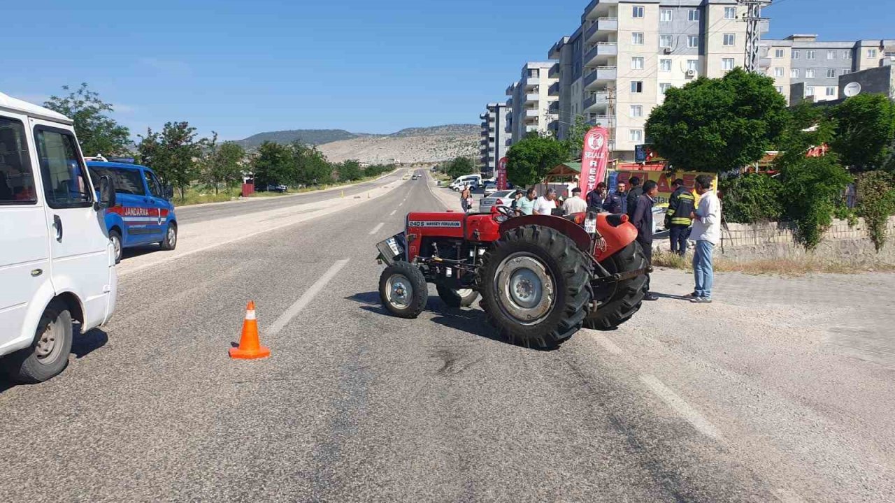 Gaziantep’te Traktör İle Çarpışan Araç Kanala Uçtu: 4 Yaralı