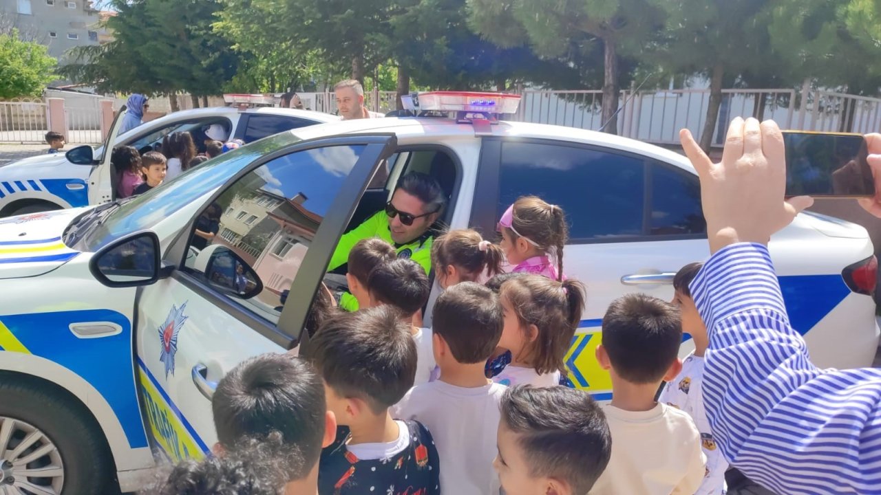 Polis Ekipleri Trafik Haftası’nı Çocuklarla Kutladı