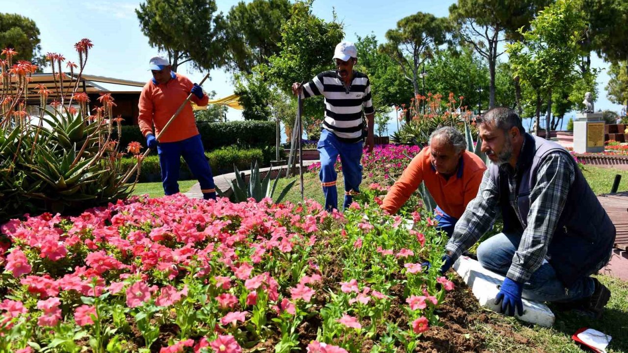 Muratpaşa’nın Renkli Emeği Çiçek Desenleri Günleri Başlıyor