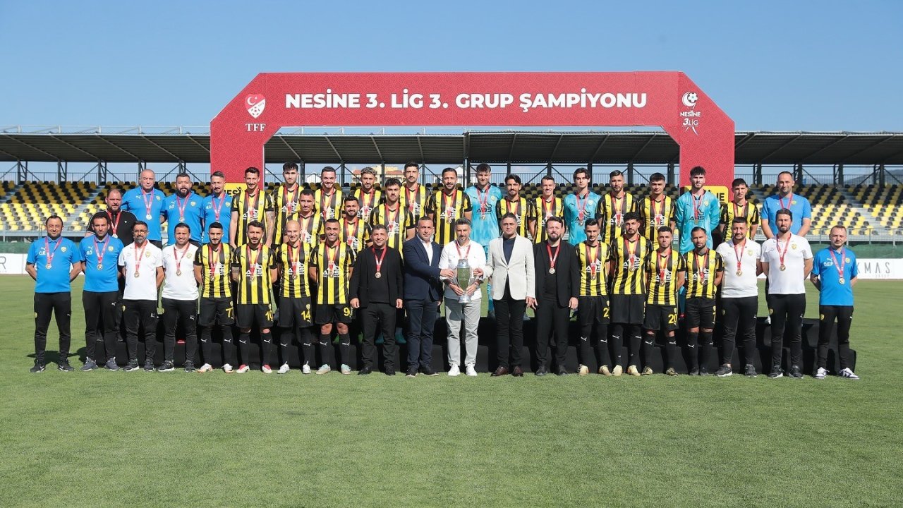 Yenilgisiz Şampiyon Aliağa Fk, Kupayı Kaldırdı